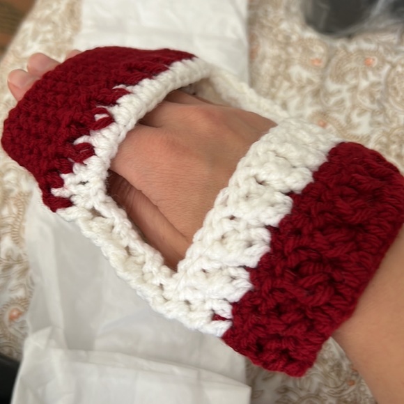 Cute sweater for small pet 🥰 🐰🐹🐈 8 x 5 x 3 (head opening) inches ✨❤️ - Picture 3 of 3